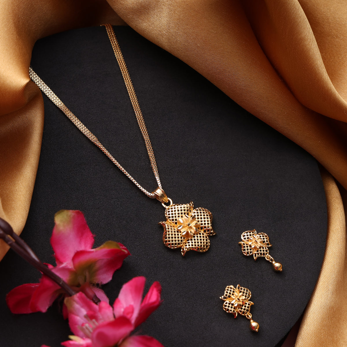 Gold Forming Chain Pendant Set with Tops
