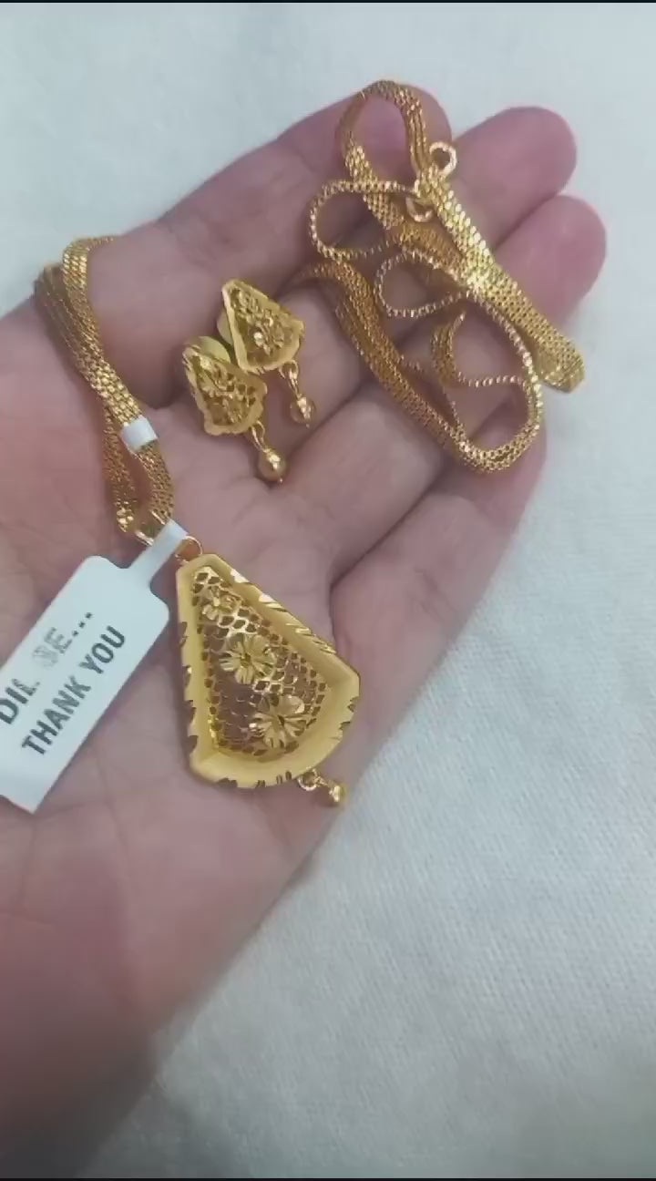 Gold Forming Chain Pendant Set with Tops