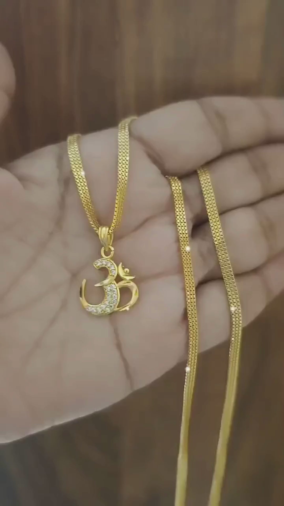 Gold Forming Chain Om Pendant Set