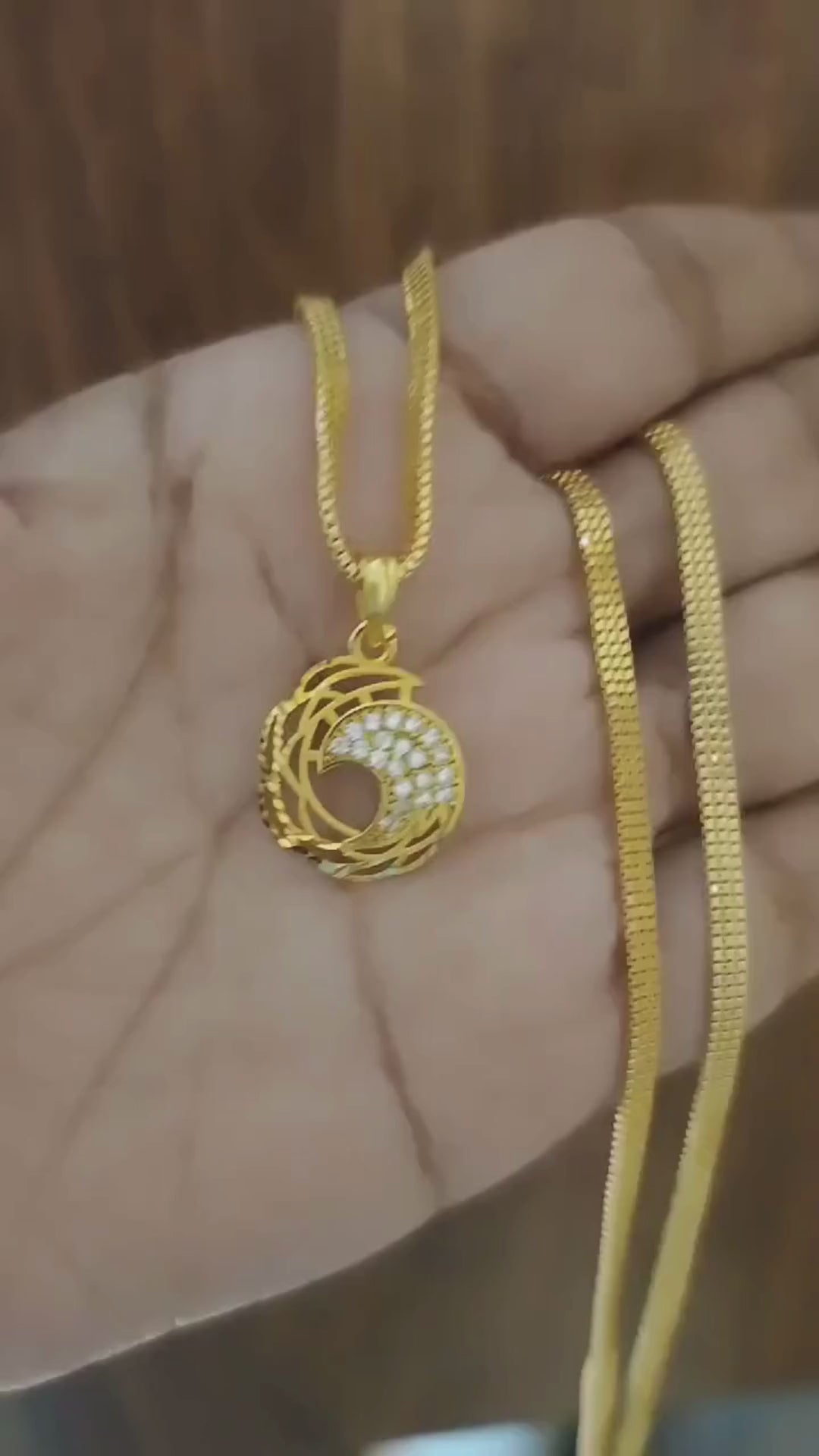 Gold Forming Chain Pendant Set